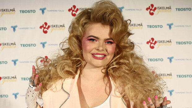 Sinistä pitsiä ja pinkkiä huulipunaa! Laulajakaunotar Erika Vikman uhkeana seksikkäissä alusvaatekuvissa - katso! Erika Vikman