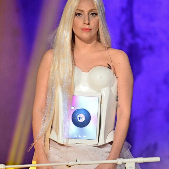 Kuin Kleopatra aamutakissa! Näitä Lady Gagan tyylejä et ole nähnyt – kuvat! Lady Gaga