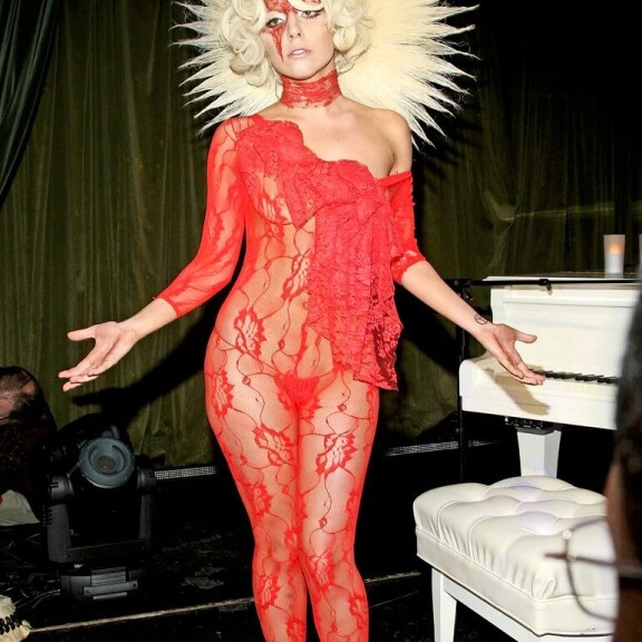 Kuin Kleopatra aamutakissa! Näitä Lady Gagan tyylejä et ole nähnyt – kuvat! Lady Gaga