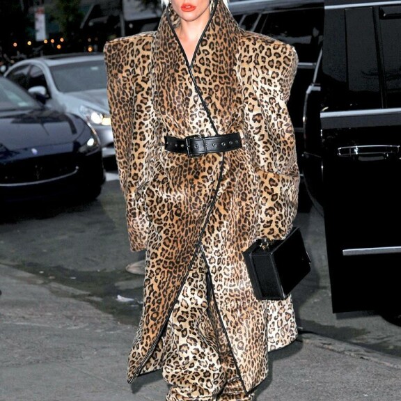 Kuin Kleopatra aamutakissa! Näitä Lady Gagan tyylejä et ole nähnyt – kuvat! Lady Gaga