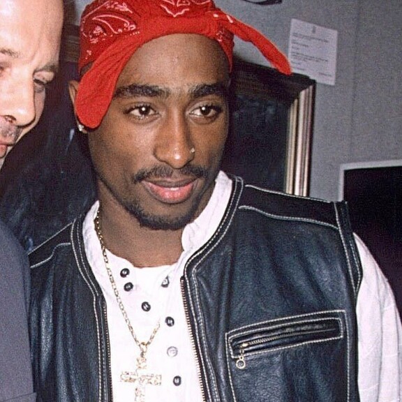 Sarjamurhaaja yllätti muotiguru Gianni Versacen, povipommi Anna Nicole Smith menehtyi kesken perintöriidan – nämä tähtien käsittämättömät kuolemat puhuttavat yhä Tupac