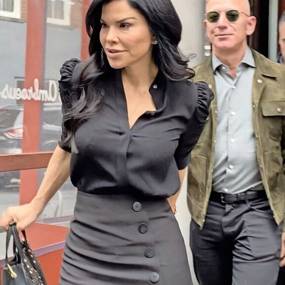 Miljardöörin ja tv-reportteri Lauren Sanchezin suhde tuli julki heti avioerouutisen; jälkeen. Miljardöörin ja tv-reportteri  Lauren Sanchezin suhde tuli  julki heti avioerouutisen  jälkeen.