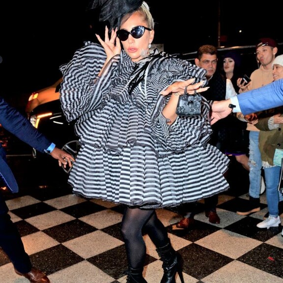 Kuin Kleopatra aamutakissa! Näitä Lady Gagan tyylejä et ole nähnyt – kuvat! Lady Gaga