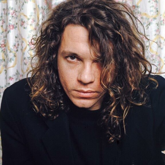 Sarjamurhaaja yllätti muotiguru Gianni Versacen, povipommi Anna Nicole Smith menehtyi kesken perintöriidan – nämä tähtien käsittämättömät kuolemat puhuttavat yhä Michael Hutchence