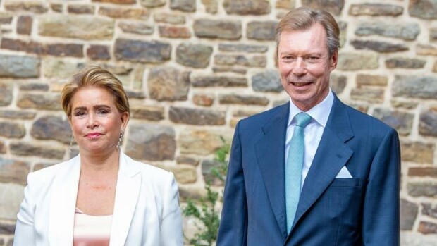 Onko tässä onnellisin kuninkaallinen pariskunta? Skandaaleilta säästynyt Luxemburgin herttuapari juhli 40. hääpäiväänsä – kuva! Maria Teresa ja Henri
