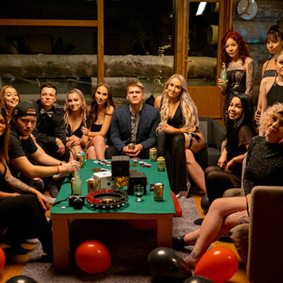 Sinkku-Joanna purskahtaa lohduttomaan itkuun makuuhuoneessa - muut viettelijättäret huolestuvat TIS-Henkan käytöksestä: 'Toi on aika hälyttävä merkki' Temptation island suomi
