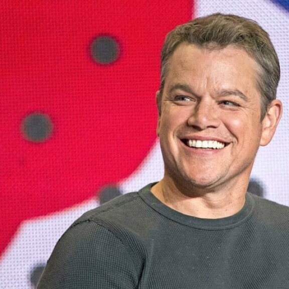 Jo kuuttakymmentä käyvälle Matt Damonille tarjotaan yhä ikäistään huomattavasti nuorempia rooleja. Jo kuuttakymmentä käyvälle Matt Damonille tarjotaan yhä ikäistään huomattavasti nuorempia rooleja.