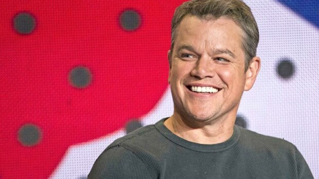 Uskoisitko 52-vuotiaaksi? Paidaton Matt Damon pullisteli Kreikassa - kuvat