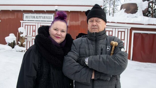 Heli Palsanmäki jännitti neljä vuotta Suomen Huutokauppakeisarin kuvauksia – ”Siviilissä soitan suutani Akille” Aki ja Heli Palsanmäki