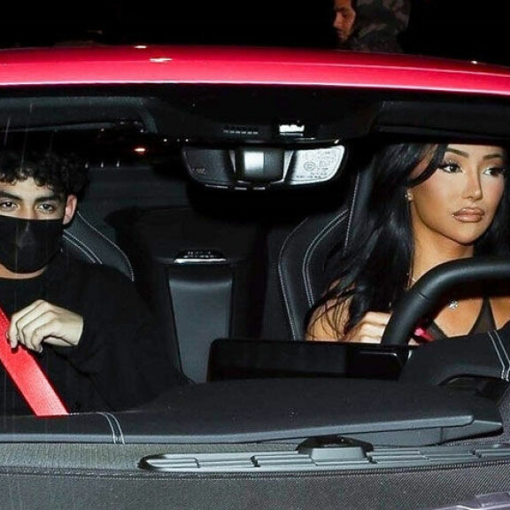 Pariskunta poistui ravintolasta Nikitan vaaleanpunaisella urheiluautolla. alejandro ja nikita