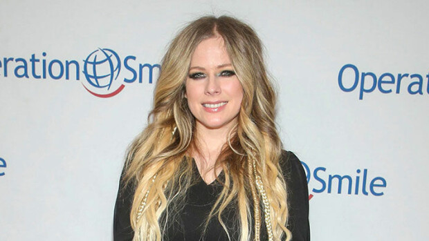 Onko tämä räppäri Avril Lavignen uusi rakas? Romanttinen illallinen, sormus ja ystävänpäivän pusukuvat tallentuivat paparazzin kameraan - katso! Avril Lavigne