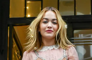 Wau, mikä scifikaunotar! Laulaja Rita Ora näyttää kuin suoraan valkokankaalta repäistyltä – katso hurmaavat alusvaatekuvat 