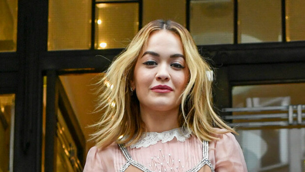 Wau, mikä scifikaunotar! Laulaja Rita Ora näyttää kuin suoraan valkokankaalta repäistyltä – katso hurmaavat alusvaatekuvat Rita Ora