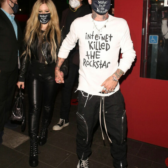 Onko tämä räppäri Avril Lavignen uusi rakas? Romanttinen illallinen, sormus ja ystävänpäivän pusukuvat tallentuivat paparazzin kameraan - katso! Avril Lavigne