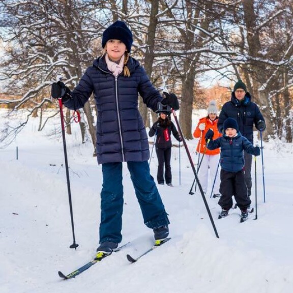 Prinsessa Estelle näyttää mallia urheilullisesta mutta silti tyylikkäästä pukeutumisesta. Prinsessa Estelle näyttää mallia urheilullisesta mutta silti tyylikkäästä pukeutumisesta.
