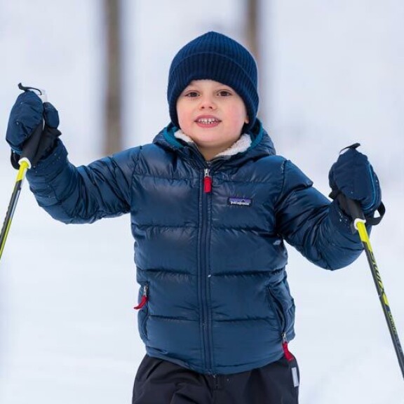 Pikkuprinssi Oscar nautti talvipäivästä ja oli suksien päällä kuin kokeneempikin tekijä. Pikkuprinssi Oscar nautti talvipäivästä ja oli suksien päällä kuin kokeneempikin tekijä.
