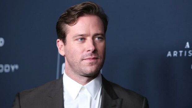 Kannibaalikohu vei pääroolin! Näyttelijä Armand ”Armie” Hammerin ex-naisystävältä sokkiväite: Halusi grillata ja syödä kylkiluuni Armie Hammer