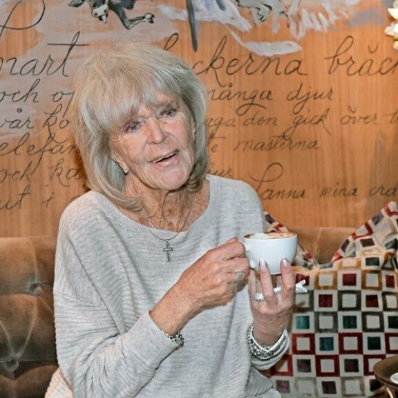 Urheilullisuudestaan huolimatta Birgitta on koko ikänsä tupakoinut, mikä on nyt alkanut vaatia veronsa keuhkoahtauman muodossa. Urheilullisuudestaan huolimatta Birgitta on koko ikänsä tupakoinut, mikä on nyt alkanut vaatia veronsa keuhkoahtauman muodossa.