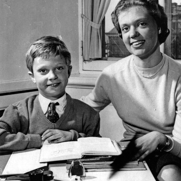 Kaarle Kustaan ja Birgitan ikäero näkyy nykykuvia selvemmin vuoden 1956 kuvassa. Kuningas haluaa pitää isosiskostaan huolta tämän viimeiset vuodet. Kaarle Kustaan ja Birgitan ikäero näkyy nykykuvia selvemmin vuoden 1956 kuvassa. Kuningas haluaa pitää isosiskostaan huolta tämän viimeiset vuodet.