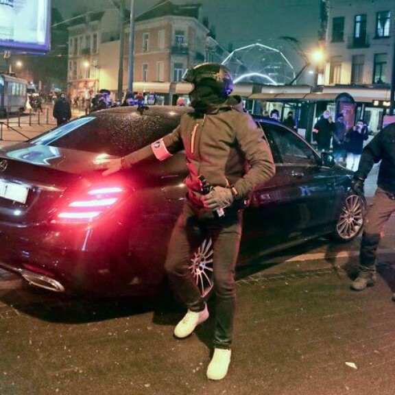 Belgian kuningas raivon kohteena! Mielenosoittajat piirittivät auton ja heittivät kivillä Belgian kuninkaan auto