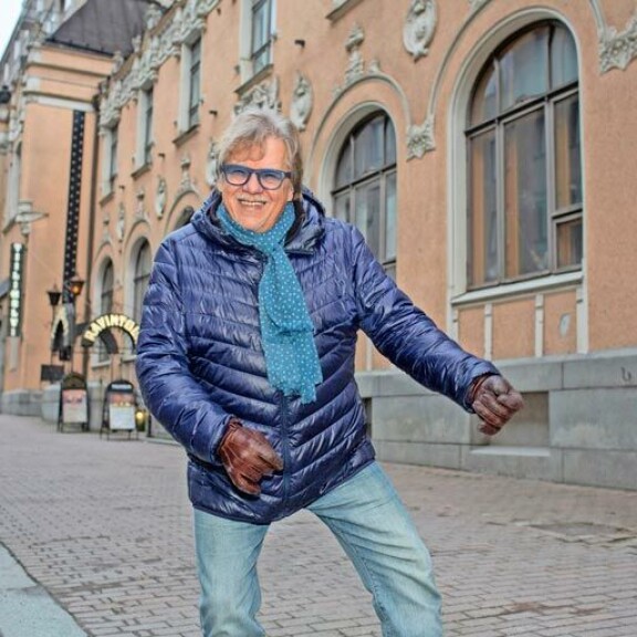 Ensisijaisesti muusikoksi ja ex-kansanedustajaksi mielletty Mikko Alatalo, 69, on tehnyt pitkän uran myös televisiossa. Kiiminkiläislähtöistä viihdepersoonaa on nähty telkkarissa peräti 40 vuotta. Ensisijaisesti muusikoksi ja ex-kansanedustajaksi mielletty Mikko Alatalo, 69, on tehnyt pitkän uran myös televisiossa. Kiiminkiläislähtöistä viihdepersoonaa on nähty telkkarissa peräti 40 vuotta.