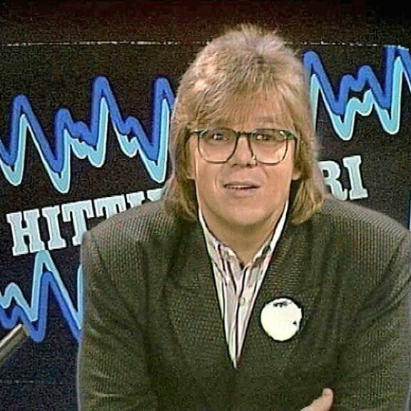 Tämä mies ”tuhosi” Suomen nuorison: Mikko juonsi legendaarista Hittimittaria, joka esitteli Suomen ja Viron nuorisolle muun muassa Sex Pistolsin. Tämä mies ”tuhosi” Suomen nuorison: Mikko juonsi legendaarista Hittimittaria, joka esitteli Suomen ja Viron nuorisolle muun muassa Sex Pistolsin.