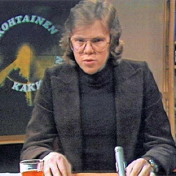 Ajankohtaisen kakkosen toimittajaksi pestattiin nuori Mikko Alatalo vuonna 1974. Ajankohtaisen kakkosen toimittajaksi pestattiin nuori Mikko Alatalo vuonna 1974.