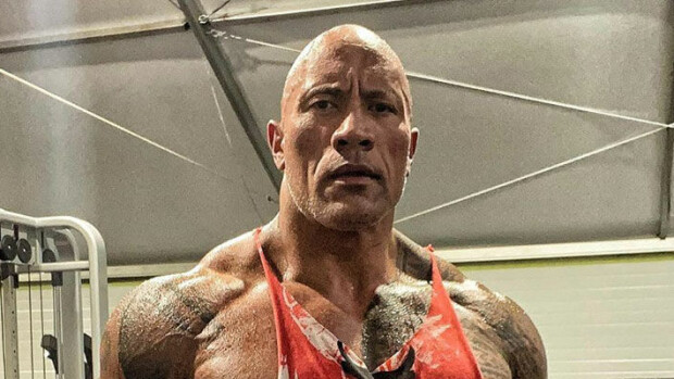 Ohhoh, tämäkö on lihaskimpun salaisuus? Dwayne Johnson ahkeroi yötä myöten – katso hikisen kuuma kuva dwayne johnson