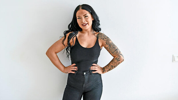 Syntisen kuumaa! Tosi-tv-tähti Jenna Mäkikyrö julkaisi tyrmäävän alusvaatekuvan: 'Kippis sille!' Jenna Mäkikyrö