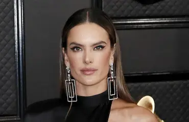 Mallikaunotar vauhdissa! Alessandra Ambrosio hurjasteli vesiskootterilla valkoisissa bikineissä – katso lennokkaat kuvat