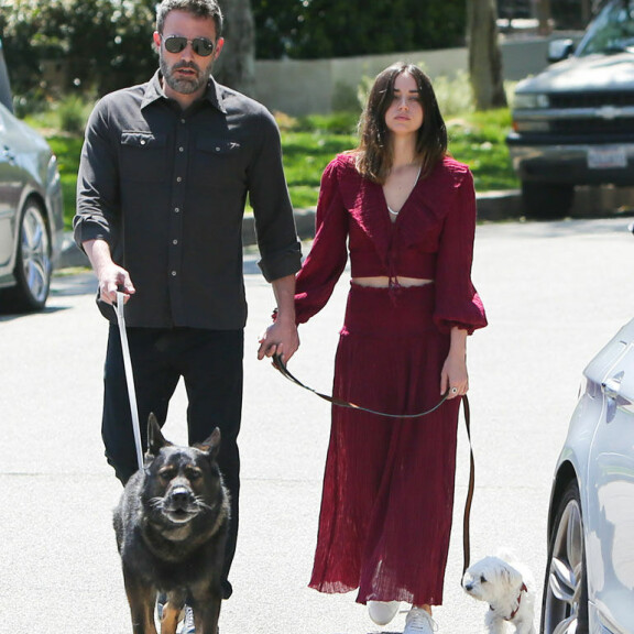 Pariskunta kuvattiin usein kävelyttämässä koiriaan. Ben Affleck and Ana de Armas Walking Their Dogs -PICTURED: Ben Affleck and Ana de Armas -PHOTO by: BauerGriffin/INSTARimages.com