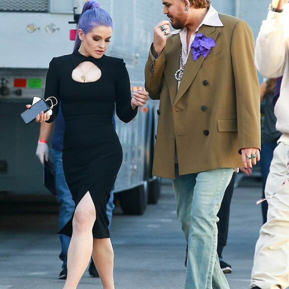 Kellyn muuttunut ulkomuoto ihastutti kuvauspaikalla myös laulaja Adam Lambertia. Kelly Osbourne
