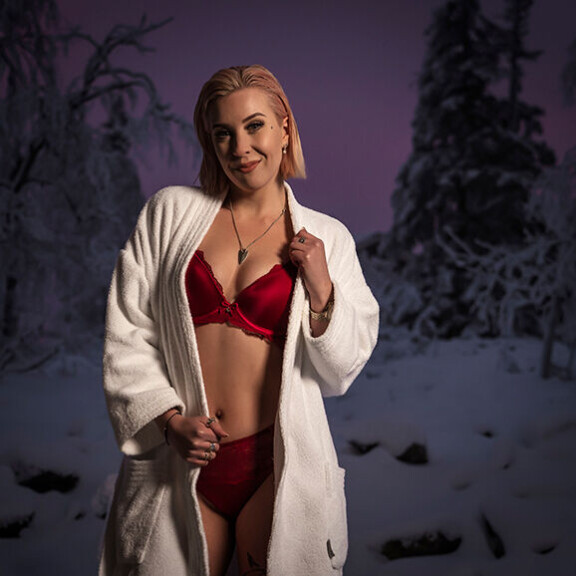 'Nyt ku on tää korona, me ollaan kaikki täällä ihan h*rona' Tässä ovat Temptation Island Suomen uudet ja seksikkäät naissinkut! Tia