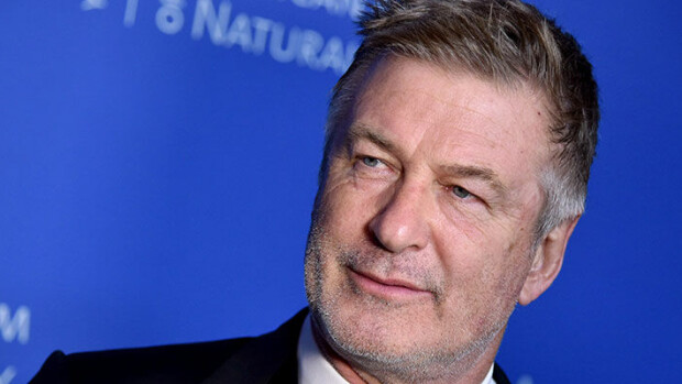 Voihan nenä! Nyt kävi klassinen kömmähdys Alec Baldwinille - katso hauskat kuvat Alec Baldwin