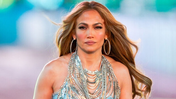 Vau, tältä Jennifer Lopez, 51, näyttää nykyään - meditoi seksikkäänä punaisissa bikineissä! Jennifer Lopez