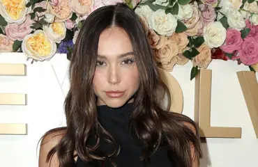 Seksivau! Sometähti Alexis Ren, 24, keimaili rannalla yläosattomissa - venyisitkö itse tähän asentoon?