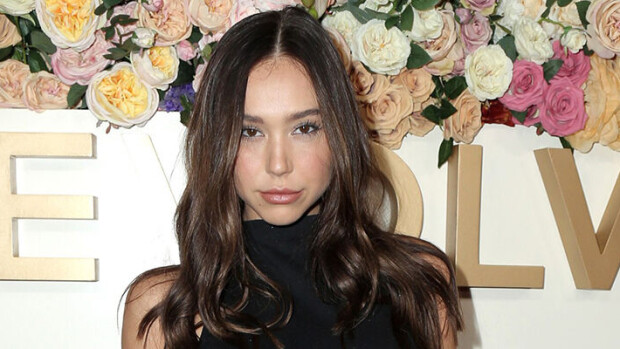 Seksivau! Sometähti Alexis Ren, 24, keimaili rannalla yläosattomissa - venyisitkö itse tähän asentoon? Alexis ren