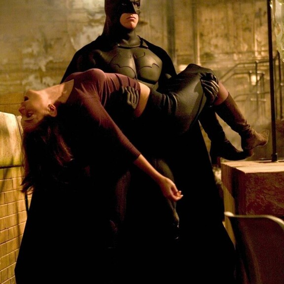 Katie tunnetaan muun muassa Batman Begins -elokuvan roolistaan. Myös Emiliolla on kokemusta näyttelijänä. Hän on vilahtanut muun muassa Kallista kipua -sarjassa. Katie tunnetaan muun muassa Batman Begins -elokuvan roolistaan. Myös Emiliolla on kokemusta näyttelijänä. Hän on vilahtanut muun muassa Kallista kipua -sarjassa.