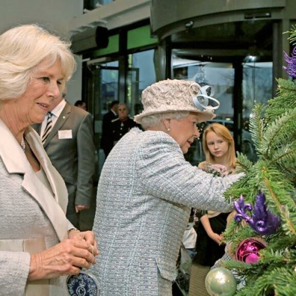Elisabet lahjoittaa kaikille Ison-Britannian suurimmille kirkoille joulukuuset. Elisabet lahjoittaa kaikille Ison-Britannian suurimmille kirkoille joulukuuset.