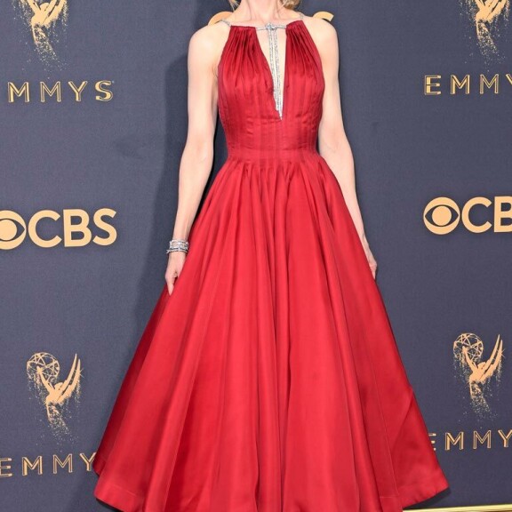 Näyttelijäkaunotar Joey King on kuin säihkyvä lahjapaketti – julkkisten kepeän juhlava joulutyyli Seiskan muotipoliisin käsittelyssä Nicole Kidman