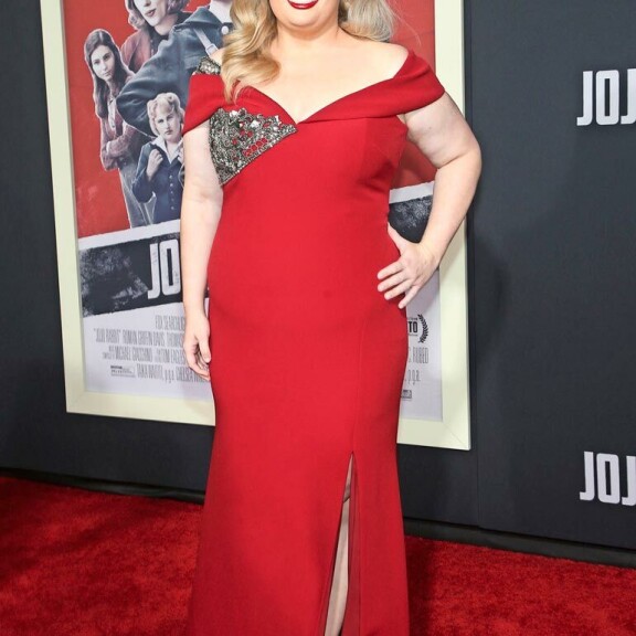 Näyttelijäkaunotar Joey King on kuin säihkyvä lahjapaketti – julkkisten kepeän juhlava joulutyyli Seiskan muotipoliisin käsittelyssä Rebel Wilson