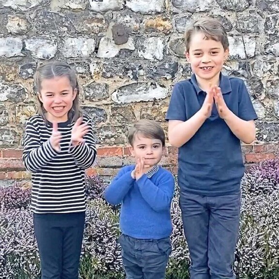 Williamin ja Katen lapset, George, Louis ja Charlotte ovat pienestä pitäen tottuneet edullisiin ja vitsikkäisiin lahjoihin. Williamin ja Katen lapset, George, Louis ja Charlotte ovat pienestä pitäen tottuneet edullisiin ja vitsikkäisiin lahjoihin.
