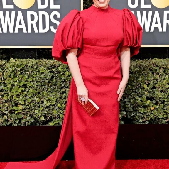 Näyttelijäkaunotar Joey King on kuin säihkyvä lahjapaketti – julkkisten kepeän juhlava joulutyyli Seiskan muotipoliisin käsittelyssä Olivia Colman