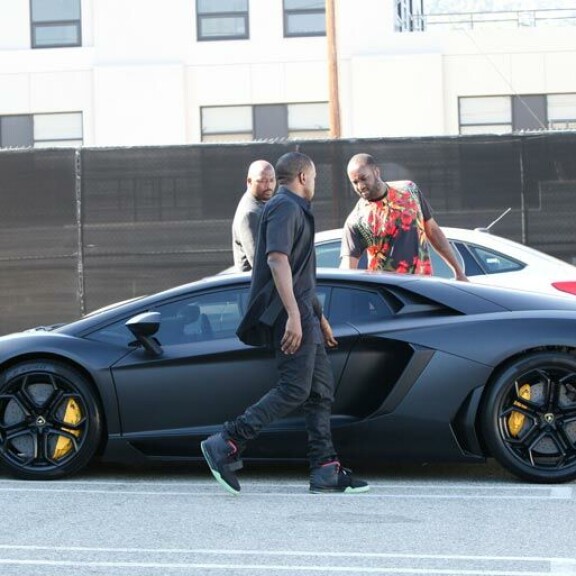 Angelina Jolie antoi Brad Pittille vesiputouksen – ökyrikkaat julkkikset törsäävät joululahjoihin Auto