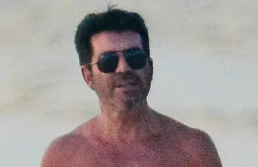 Tältä selkänsä murtanut Simon Cowell näyttää nyt – karmeasta onnettomuudesta toipuva mies hurjasteli vesiskootterilla ilman paitaa: katso!