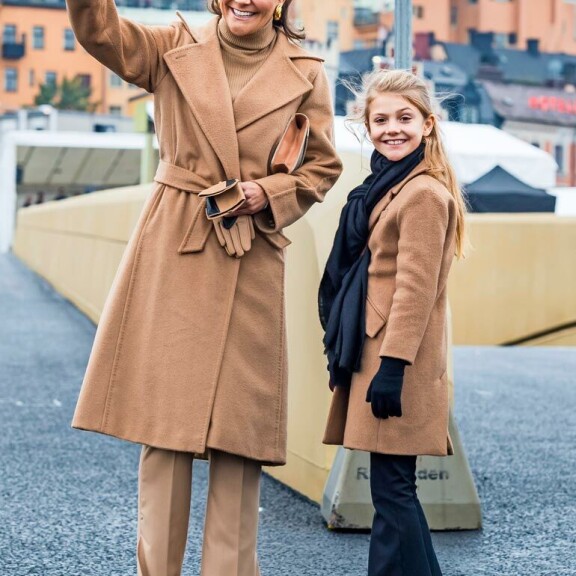 Estellellä ja Vickanilla oli yllään samanväriset klassiset villakangastakit. Estellellä ja Vickanilla oli yllään samanväriset klassiset villakangastakit.