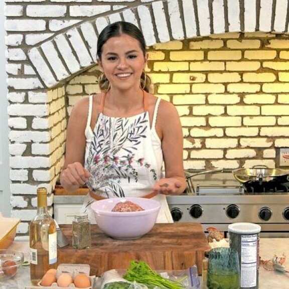 Selena + Chef -sarjassa laulaja nähtiin kauhan varressa omassa luksuskyökissään. Selena + Chef -sarjassa laulaja nähtiin kauhan varressa omassa luksuskyökissään.