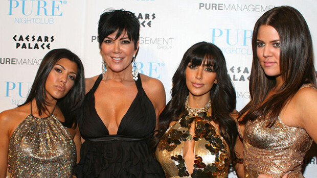 Bikinikuvia, drinkkejä ja luksusruokatarjoilu! Näin hulppeasti ökyillen Kardashianit viettivät kiitospäivää Kardashian-perhe