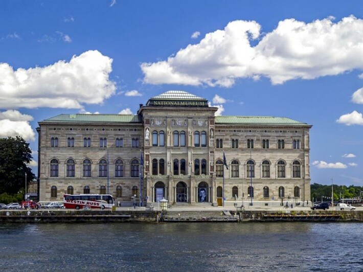 Rosvokopla iski 22.12.2000 Ruotsin kansallismuseoon Hollywood-tyyliin ja anasti kolme arvotaulua: yhden Rembrandtin ja kaksi Renoiria. Rosvokopla iski 22.12.2000 Ruotsin kansallismuseoon Hollywood-tyyliin ja anasti kolme arvotaulua: yhden Rembrandtin ja kaksi Renoiria.
