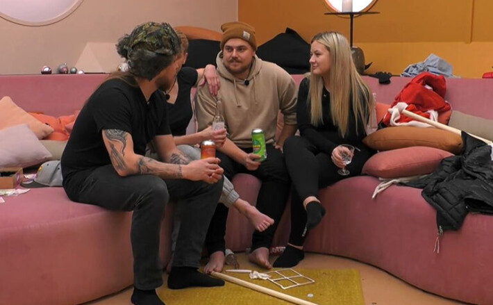 Big Brotherin viimeiset bileet päättyivät karmeaan kaaokseen! BB-Joel tylytti Juliaa: 'V**tu sä et tajuu mitään' BB